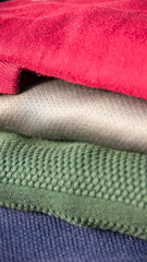 Pila de camisetas de algodón y tejido técnico lavadas y dobladas