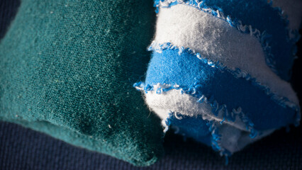 Dos pares de calcetines doblados en bola