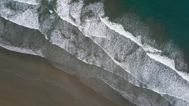 vista de las olas del mar desde el cielo