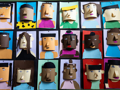 Representaciones pl&aacute;sticas de caras multirraciales de ni&ntilde;os y ni&ntilde;as.