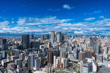 Naklejka premium 青空と2022年の大阪のビル群の風景