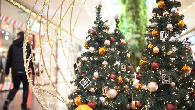 Timelapse of a tree in a shopping mall, with people walking. Christmas Time Lapse Shopping Center 4K