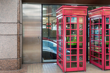 Fototapeta na wymiar 赤い海外風の電話ボックス