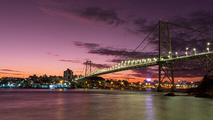 luzes da cidade e o pôr-do-sol na ponte Hercílio luz de Florianopolis Santa Catarina Brasil Florianópolis