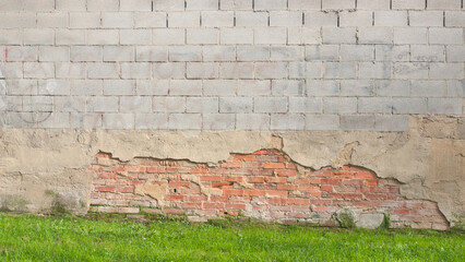 Pared de ladrillo debajo de bloque de hormigón en solar