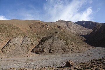 La grande traversée de l’Atlas au Maroc, 18 jours de marche. Les sources d'Ikkis, col d'Arouri, plateau de Tarkeddit. et sources de la Tessaout.