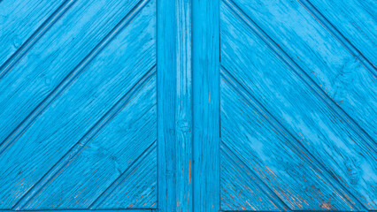 Puerta rústica de tablones de madera pintadas de azul vibrante