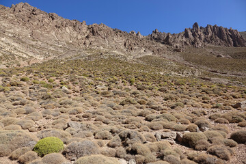 La grande traversée de l’Atlas au Maroc, 18 jours de marche. Les sources d'Ikkis, col d'Arouri, plateau de Tarkeddit. et sources de la Tessaout.
