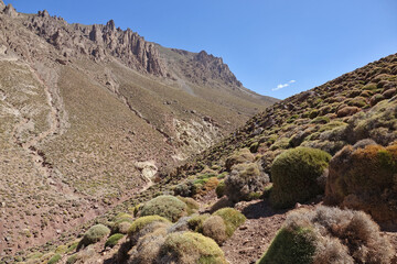 Fototapeta na wymiar La grande traversée de l’Atlas au Maroc, 18 jours de marche. Les sources d'Ikkis, col d'Arouri, plateau de Tarkeddit. et sources de la Tessaout.