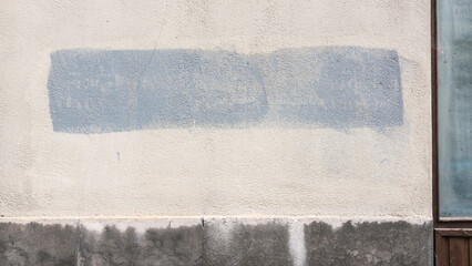 Mancha de pintura gris en pared blanca 