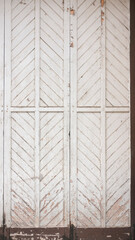 Puerta de tablones de madera con diseño geométrico
