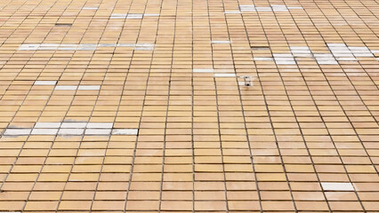 Baldosa blanca en pared de baldosas amarillas en fachada de edificio