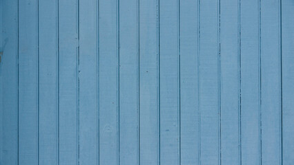 Puerta rústica de madera pintada de azul claro