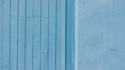 Puerta rústica de madera pintada de azul claro