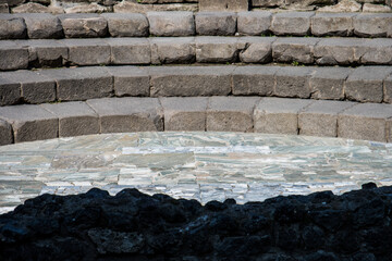 Spielfläche des Amphitheaters in den Ausgrabungen der durch den Ausbruch des Vesuvs zerstörten Stadt Pompeij bei Neapel in Italien - 550957565