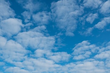 Obraz premium Dramatische Wolken als Hintergrund am farbigen Himmel