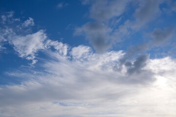 Dramatische Wolken als Hintergrund am farbigen Himmel