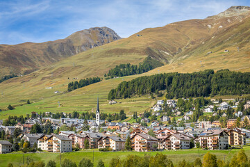 Fototapeta na wymiar Idyllic landscape of village in Engadine valley, Swiss Alps, Switzerland