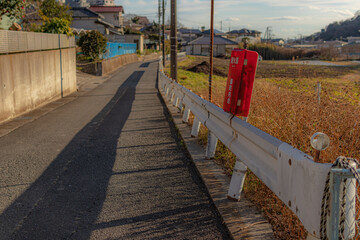道路脇のガードレールと赤色の消化器