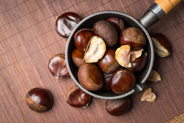 Obraz premium Fresh chestnuts on a monochrome background