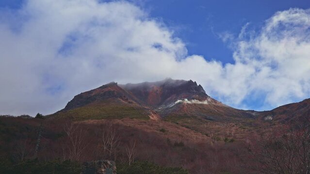 那須岳姥が平からの茶臼岳山頂と噴煙　青い空