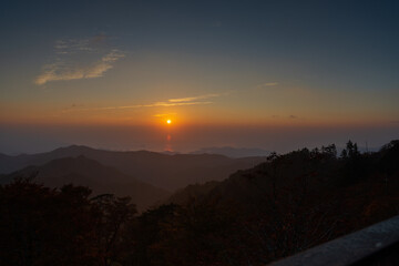 奈良県の大台ケ原・東大台の展望デッキからの日の出の光景