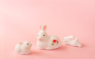 Japanese New Year's card material. zodiac rabbit. Rabbit on pink background. 日本の正月素材。干支のウサギ。ピンク背景上のウサギ。