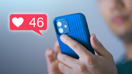 スマートフォンを操作をする男性の手