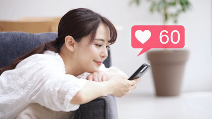 スマートフォンを操作をする若い女性