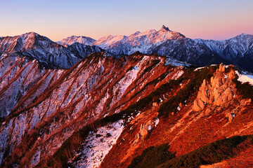 朝焼けに染まる冠雪の槍ヶ岳･北アルプス
