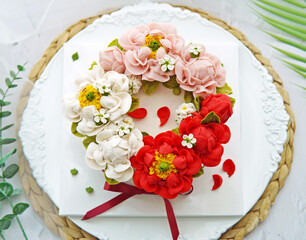 화려한 색감의 버터 앙금으로 만든 쌀 백설기 떡 케이크. 기념일, 생일 꽃 케이크.