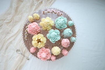Fototapeta na wymiar 화려한 색감의 버터 앙금으로 만든 쌀 백설기 떡 케이크. 기념일, 생일 꽃 케이크.