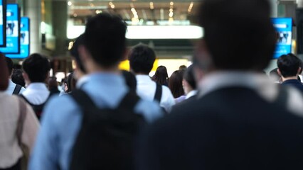 品川の通勤ラッシュの映像