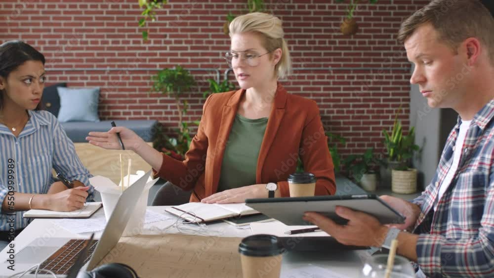 Aufkleber business people, graphic designer team and planning with tablet for mobile ux design, website and ap