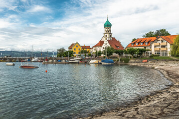 Obraz premium Harbor with catholic church of St. George in Wasserburg on Lake Constance, Lindau District, Bavaria, Germany