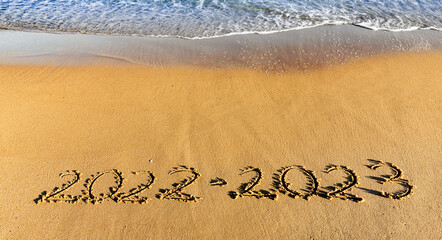 Jahreszahl 2022-2023 in den Sand geschrieben