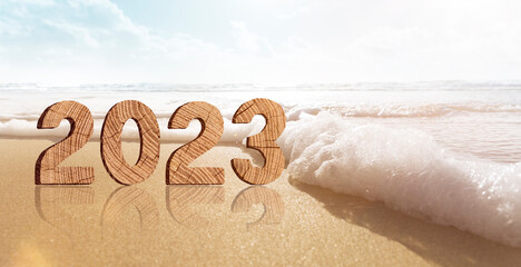 Fototapeta na wymiar Jahreszahl 2022-2023 aus Holz mit Welle