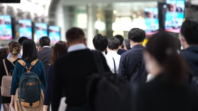 品川の通勤ラッシュの映像