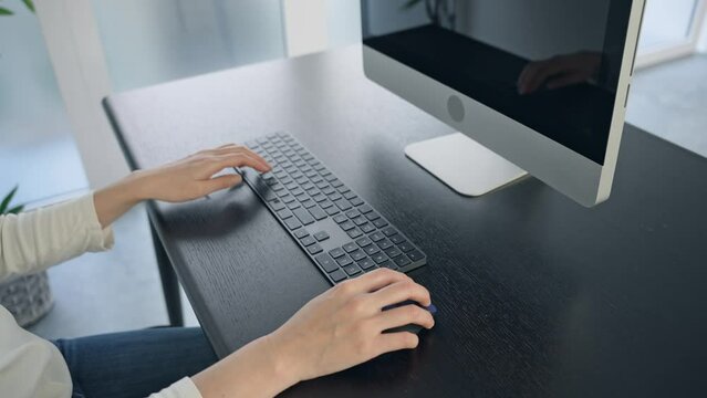 オフィスのパソコンで作業する女性