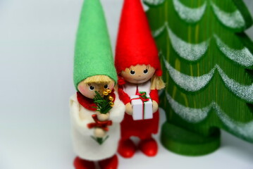 クリスマスプレゼントを持つ子どもともみの木(背景白)