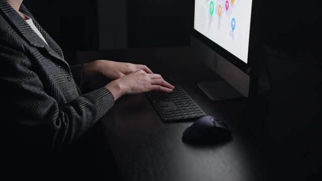 暗い部屋でパソコンを使う女性