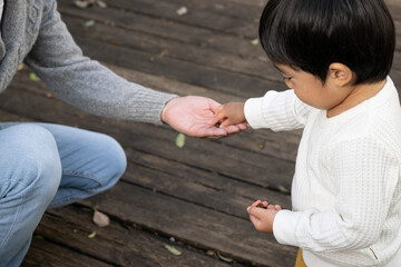 拾ってきた何かをあげる子ども　拾うの大好き