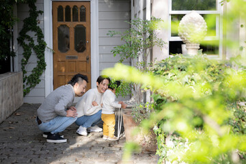 お散歩から帰りたくない幼児と親子のポートレート