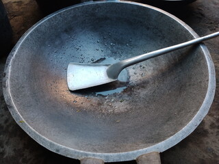 preparing the pan for cooking, metal
