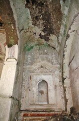 Lancusi - Scorcio dell'altare destro della Chiesa di San Giovanni Battista in rovina