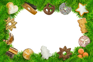 Gemischte Kekse und Süssigkeiten für Weihnachten mit Tannenzweigen auf weissem Hintergrund