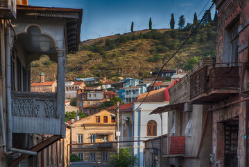 Ulica starego miasta w Tbilisi, a na niej piękne kolorowe domy z drewnianymi balkonami © smoku7979