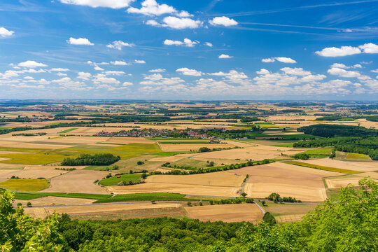Blick vom Aussichtsturm auf dem Zabelstein im Naturpark Steigerwald in die Landschaft des Vorsteigerwald, Landkreis Schweinfurt, Unterfranken, Franken, Bayern, Deutschland.