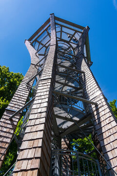 Aussichtsturm auf dem Zabelstein im Naturpark Steigerwald, Landkreis Schweinfurt, Unterfranken, Franken, Bayern, Deutschland.