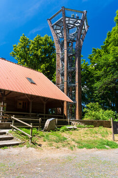 Aussichtsturm auf dem Zabelstein im Naturpark Steigerwald, Landkreis Schweinfurt, Unterfranken, Franken, Bayern, Deutschland.
